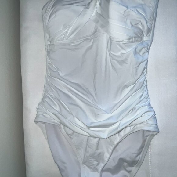 Bleu Rod Beattie Kore Twist Bandeau Premium One-Piece Swimsuit in White Size 10 - Picture 4 of 6